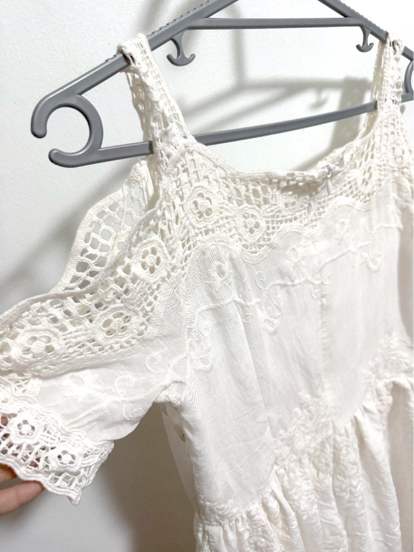 White Lace Dress (Category: Dresses) located in Manila. Submitted by iconically_ (Listing ID 1378251667, Image 3). Description: .