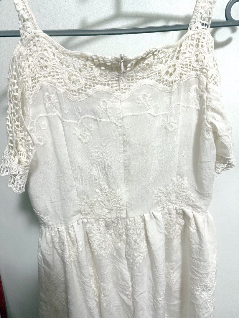 White Lace Dress (Category: Dresses) located in Manila. Submitted by iconically_ (Listing ID 1378251667, Image 2). Description: .