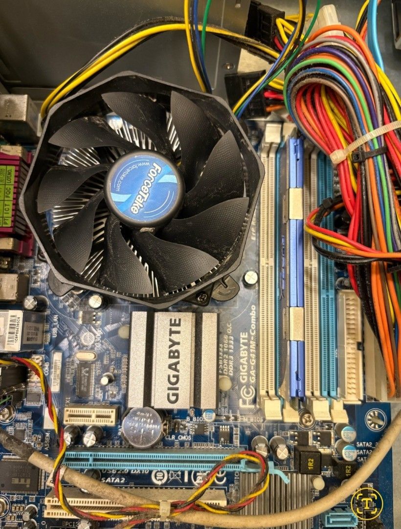 由 kennypeng2 (刊登 ID 1378330840，圖片 1) 提交，位於 桃園市 (Taoyuan) 的 聯強xp電腦主機 (類別：電腦)，說明：內含OFFICE軟體WORD,EXCEL,上網,文書作業機，不含螢幕。 超級好用。 細節請看照片說明。。