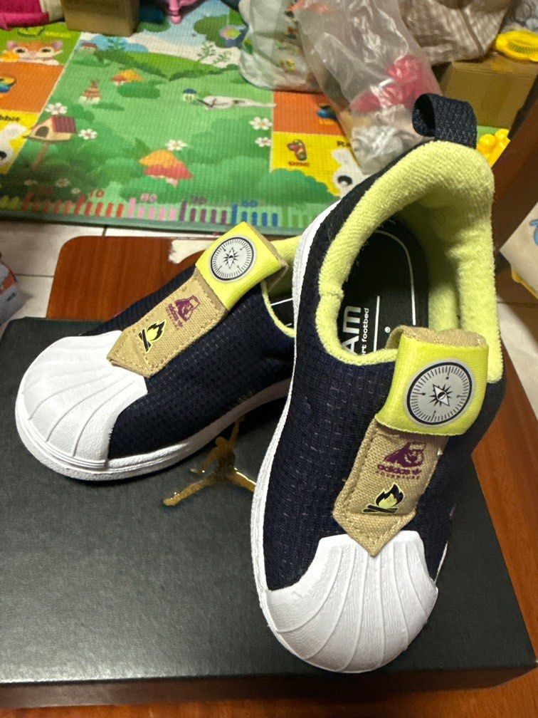 由 angel0982697629 (刊登 ID 1381861936，圖片 1) 提交，位於 台南市 (Tainan) 的 愛迪達童鞋13公分 (類別：嬰兒及兒童流行時尚)，說明：近全新.保證正品.愛迪達13公分. 微使用痕跡（高標者勿入） 無原廠鞋盒.可附鞋盒. 小孩大太快.很多鞋子都超新.低價出售. 小小孩鞋子買新的太浪費了. 。