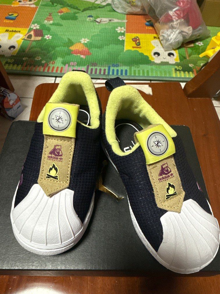 由 angel0982697629 (刊登 ID 1381861936，圖片 2) 提交，位於 台南市 (Tainan) 的 愛迪達童鞋13公分 (類別：嬰兒及兒童流行時尚)，說明：近全新.保證正品.愛迪達13公分. 微使用痕跡（高標者勿入） 無原廠鞋盒.可附鞋盒. 小孩大太快.很多鞋子都超新.低價出售. 小小孩鞋子買新的太浪費了. 。