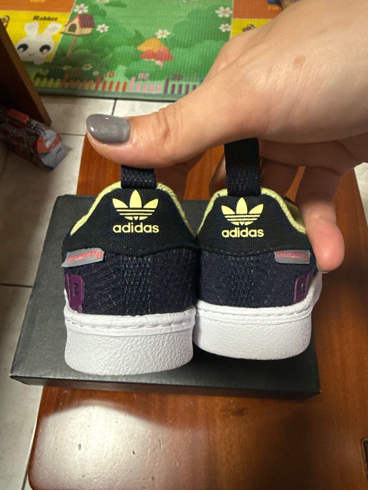由 angel0982697629 (刊登 ID 1381861936，圖片 3) 提交，位於 台南市 (Tainan) 的 愛迪達童鞋13公分 (類別：嬰兒及兒童流行時尚)，說明：近全新.保證正品.愛迪達13公分. 微使用痕跡（高標者勿入） 無原廠鞋盒.可附鞋盒. 小孩大太快.很多鞋子都超新.低價出售. 小小孩鞋子買新的太浪費了. 。