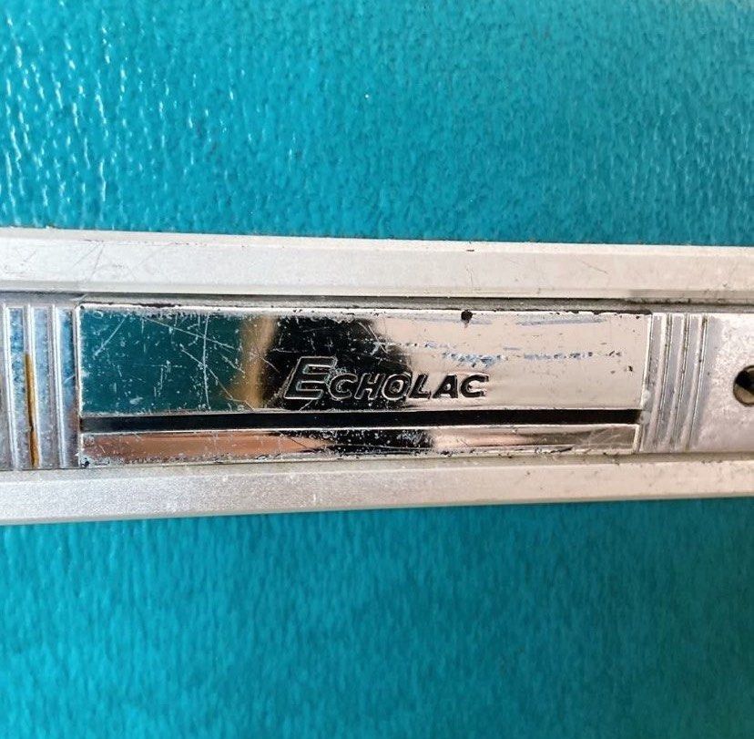 由 zzz.94i57 (刊登 ID 1381780466，圖片 2) 提交，位於 桃園市 (Taoyuan) 的 Echolac 愛可樂 古董 老物 收藏 懷舊 復古 擺件 拍戲 道具 劇組 中古 湖水綠 收納箱 手提箱 收藏箱 (類別：收納箱及袋)，說明：🚫本賣場【不議價】【不換物】【不含運】【無提供實穿照】【沒拍的洗標已剪】 ⚠️文盲完美主義龜毛者請繞道 ⚠️售出不退換，請詳閱說明＆看清楚照片，有問題請私訊確認清楚再下單 ⚠️零評價/有未取紀錄者，以上僅接受匯款後出貨 🚛本賣場只用賣 貨 便，購買私訊我要買即可，耍白目擅自亂出不同價的一律封鎖 ✅ 想購買多件可私訊拼單 希望送到你們手中，都能有最佳的使用感受 售出會整理後出貨 二手物難免有歲月及使用痕跡 完美主義者請至實體通路選購 感謝優質買家的支持🙏🏻 🌟商品詳情🌟 照片都是實拍圖，新舊參考照片 二手物一定會有使用或存放痕跡，高標勿擾 功能正常，販售物品如圖 照片裡沒有拍的物件都沒有 長寬高約29*19*19公分 💡