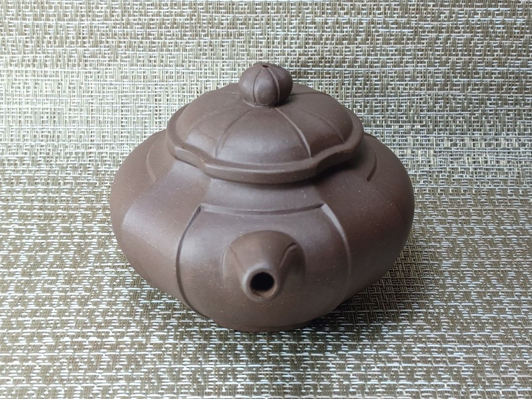 由 jupiter_5957 (刊登 ID 1381773994，圖片 3) 提交，位於 高雄市 (Kaohsiung) 的 一廠80末 小八卦壺 江敏 (類別：茶具配件)，說明：3 。一廠80末 小八卦壺 江敏 《泥料》：紫砂 《底款》：江敏制陶 《把款》：江 《蓋款》：江敏 《出水》：單孔 《容量》：120cc 家中長輩珍藏釋出，型漂亮、土胎讚、無磕。 早期壺難免輕微窯疵、碳點、工痕、跳沙、蓋無法完全密合、皆是很正常的，完美主意者請三思，謝謝。 [壺品如圖所示、請點細圖賞壺]。