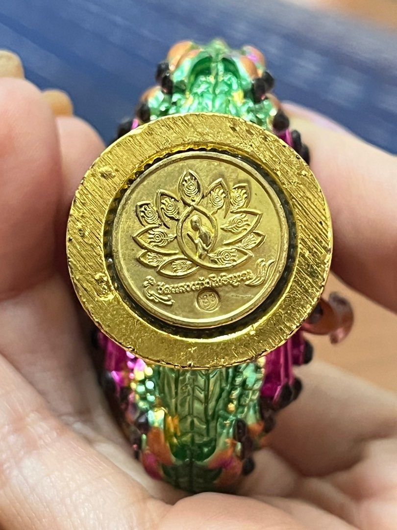 由 yvonnemai (刊登 ID 1381803850，圖片 2) 提交，位於 台北市 (Taipei) 的 孔雀王招財人緣魅力油 (類別：香水、體香劑)，說明： 🔺為了保障買賣彼此雙方的權益，當你收到商品時請記得拍開箱影片。如果遇到商品有問題時請協助提供你收到的商品照片及開箱影片，讓我們可以更好的了解現況來做處理。如無法提供開箱影片，本商場一律不受理。🔺請買家確認購買的商品的數量、品項和尺寸無誤後再下單。🔺 礦岩、水晶、原木所形成的自然凹痕、凹洞、紋理皆為大自然獨特之美，均屬正常現象，手工雕件紋路及細節上多少有差異並非瑕疵。🔺泰國聖物油及膏類屬於開運商品，建議使用於符卡、佛牌、包、或衣物等。由於聖物油、膏內含有不同花草及聖料而每個人皮膚敏感度不同較不建議使用於身體任何部位。如需使用請先行做皮膚測試。🔺聖物油、膏非彩妝或保養品。🔺二手商品請仔細與賣家詢問商品狀態，謹慎考慮後再下單 🔺七天鑑賞期非試用期 🔺因燈光、手機畫數的不同商品多少有些許色差。買家請確認所有細節謹慎