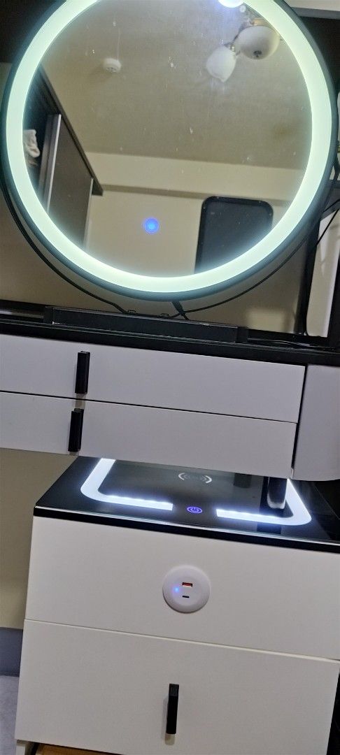 由 ty985200000 (刊登 ID 1381873592，圖片 1) 提交，位於 高雄市 (Kaohsiung) 的 梳妝台 (類別：書櫃、櫃子)，說明：9.5成新梳妝台 送2層架 喇叭櫃可連藍牙播歌 可充電 也有支援無限充電 鏡子跟喇叭櫃都有3段可調燈光 送一個新椅子。