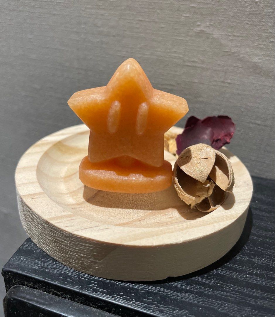 由 peggy5481 (刊登 ID 1381885538，圖片 2) 提交，位於 桃園市 (Taoyuan) 的 無敵星星 方解石 擺件 (類別：其他居家裝飾)，說明：飾品皆天然黑曜石、方解石、阿拉善 礦石 請安心選購🛍️ 方解石尺寸：45 x 39.6 x 15.5 ⚜️下單前請詳細閱讀⚜️ 應拍攝工具/拍攝光線/螢幕等等因素會有色差/以實際收到顏色為主。 天然方解石 礦石 如有小雜質 小黑點 共生礦 色澤深淺不均 些許冰裂 礦紋的情況都是正常的，非商品瑕疵問題，無法接受、包容請勿下單。 ⚠️完美主義者請勿下單⚠️ 如有任何問題 都可用聊聊詢問。 。