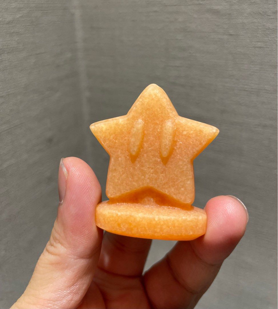 由 peggy5481 (刊登 ID 1381885538，圖片 3) 提交，位於 桃園市 (Taoyuan) 的 無敵星星 方解石 擺件 (類別：其他居家裝飾)，說明：飾品皆天然黑曜石、方解石、阿拉善 礦石 請安心選購🛍️ 方解石尺寸：45 x 39.6 x 15.5 ⚜️下單前請詳細閱讀⚜️ 應拍攝工具/拍攝光線/螢幕等等因素會有色差/以實際收到顏色為主。 天然方解石 礦石 如有小雜質 小黑點 共生礦 色澤深淺不均 些許冰裂 礦紋的情況都是正常的，非商品瑕疵問題，無法接受、包容請勿下單。 ⚠️完美主義者請勿下單⚠️ 如有任何問題 都可用聊聊詢問。 。