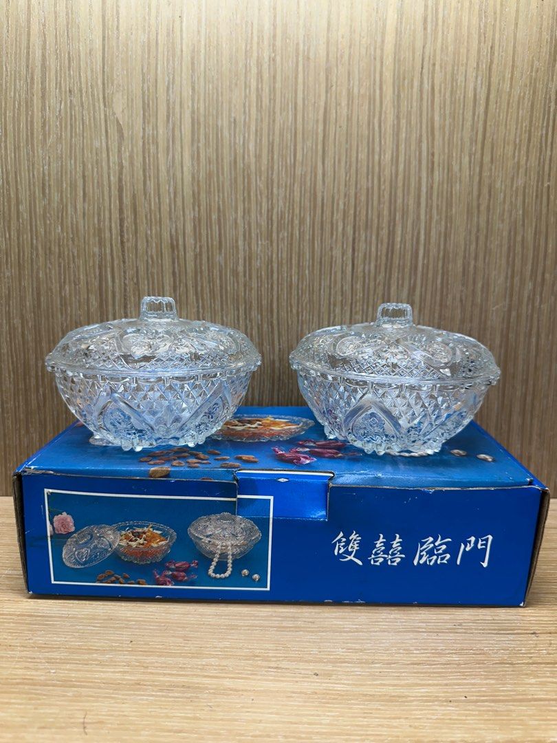 由 loyalty533 (刊登 ID 1381710585，圖片 2) 提交，位於 新北市 (New Taipei) 的 早期雙喜臨門雕花玻璃碗 玻璃冰碗 糖果盒 拍戲 懷舊 道具 復古 擺飾 收藏 (類別：其他居家裝飾)，說明：〖商品名稱〗早期雙喜臨門雕花玻璃碗 玻璃冰碗 糖果盒 拍戲 懷舊 道具 復古 擺飾 收藏 〖出貨地〗新北市新店區 〖功能〗正常 圖上為實品拍攝 〖數量〗圖上一盒2個碗 有兩組外盒顏色不同隨機出貨 〖外觀狀況〗早期品 二手 品相如圖片幾張、幾成新見仁見智、不回答、完美主義、高標準請勿購買、拜託🙏下標前請先詢問是否有《現貨》 謝謝 〖配件〗原始商品盒裝、外盒裝破舊（如圖所有配件）就沒有任何配件了喔、我沒有辦法再給你多餘的配件哦～ 〖尺寸〗原廠標準尺寸 〖發票〗個人賣家，沒有發票 〖顏色〗如圖 有開燈光拍攝，顏色會因為燈光拍攝，光源的角度、會有些許色差哦，可以接受的再購買 〖運費〗店到店或宅配寄送都是不含運費 有急件請先說明，請勿直接下單 〖備註〗商品沒有辦法詳細