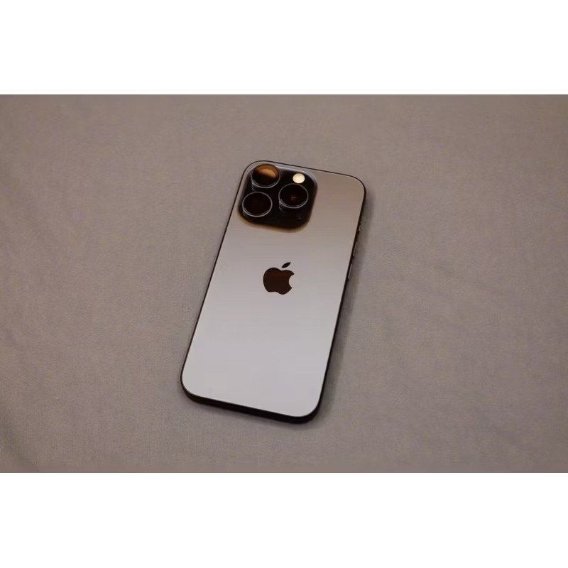 由 yaoug1234 (刊登 ID 1381841810，圖片 3) 提交，位於 台南市 (Tainan) 的 蘋果 apple iphone 15 pro 256G 藍鈦大全配 送原廠全新20W充電頭 (類別：iPhone 15 Series)，說明：換手機舊機出售 功能全正常 無泡水 無故障 無維修 原廠保固至2024/10/15 電池健康度92% 循環次數584 螢幕正面有貼立方盾裸眼3D保護貼 鏡頭有gods藍寶石鏡頭貼 全機除了頂部有一點小掉漆 如照片所示 其餘地方皆無傷 除了原廠完整盒裝以外 編織充電線全新未拆 再附贈一顆原廠20W充電頭(全新未拆） 再附贈一個全新 惡魔透明防摔殼 隨附二手的mega safe矽膠薄殼藍色 已附額外贈品 故不議價 出售給有緣人 加碼贈送賣場內 全新鋼化玻璃貼和鏡頭貼各三個 https://tw.shp.ee/MAKY2E1 。