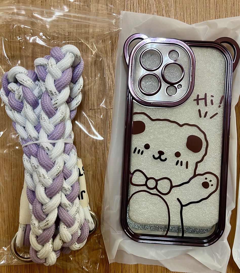 由 winter199025306 (刊登 ID 1381715407，圖片 1) 提交，位於 台南市 (Tainan) 的 🎀 iPhone 13 Pro（6.1吋）可愛手機殼＋掛繩「出清組合」 (類別：手機套及手機殻)，說明：📦 內容物如下： 1️⃣ 紫白編織掛繩 x1 2️⃣ 深紅邊 手繪風熊熊殼 x1 3️⃣ 亮粉清透殼＋小熊貼圖 x1 4️⃣ 玫瑰金邊 亮粉殼 x1 5️⃣ 奶油風立體熊殼 x1（熊可以邊小鏡子裝飾） 6️⃣ 可愛透明立體貼片熊殼 x1 📮 出貨時間：3～5 天內寄出 🔁 出清商品售出不退換，請確認手機型號後再下單喲～ 🔮有任何問題歡迎私訊問我 😊 喜歡就趕快帶走吧～。