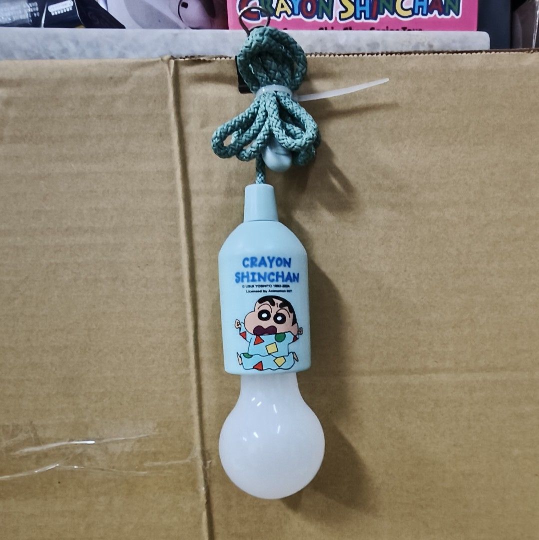 由 gcatuekwj (刊登 ID 1381864737，圖片 2) 提交，位於 苗栗縣 (Miaoli) 的 蠟筆小新 LED雷射拉拉(正版/福利品-無盒) 照明燈 露營燈 小夜燈 拉繩燈 (類別：燈飾)，說明：福利品-無盒 燈尺寸：6x 6 x 17 cm 材質：pp+電子零件 供電：3顆3號電池。