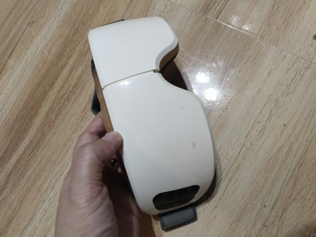 Affordable Eye Massager issue damage foam 😍👌 (Category: Massage Devices) located in Malolos. Submitted by afford.japan (Listing ID 1381781192, Image 1). Description: Affordable Eye Massager issue damage foam 😍👌.