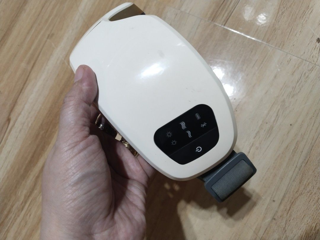 Affordable Eye Massager issue damage foam 😍👌 (Category: Massage Devices) located in Malolos. Submitted by afford.japan (Listing ID 1381781192, Image 2). Description: Affordable Eye Massager issue damage foam 😍👌.