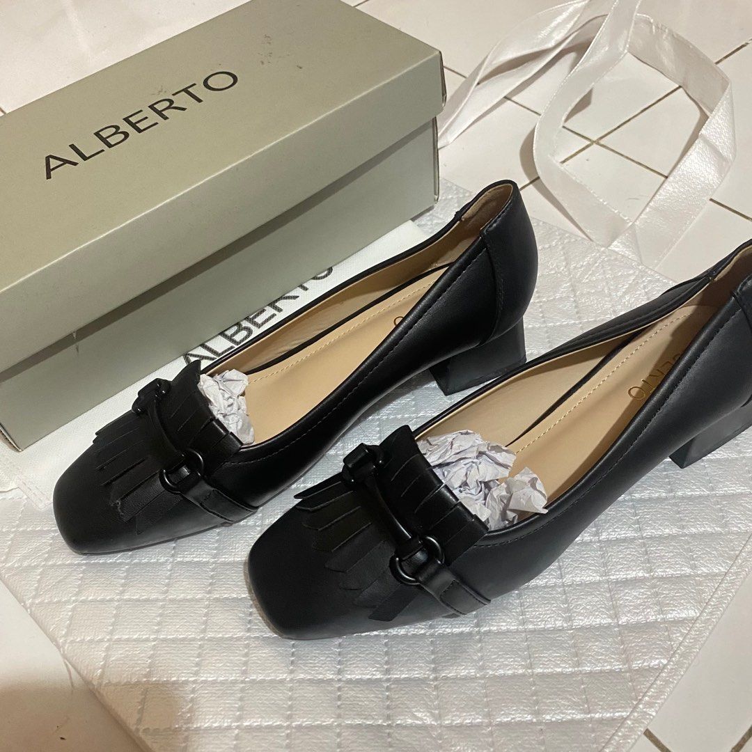 Alberto Black Shoes EU40 (Category: Heels) located in Iligan City. Submitted by maetamina (Listing ID 1381827126, Image 1). Description: naexcite bumili ng black shoes kasi pasukan. di pala strict pagsusuot ng uniform samin. .