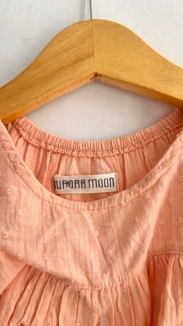 ATASAN KATBOL AURORA MOON (Kategori: 4 hingga 7 tahun) berada di Bekasi. Dikirim oleh almari_bajuql (ID iklan 1381783381, Gambar 3). Deskripsi: atasan lengan katbol brand " AURORA MOON "size tag 110 perkiraan usia 3-5 tahun butuh cuci aja ya kaa .