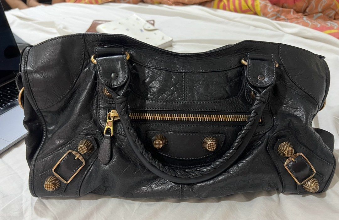 Balenciaga large (Category: Luxury Bags & Wallets) located in Manila. Submitted by djanggran20074 (Listing ID 1381822788, Image 1). Description: .