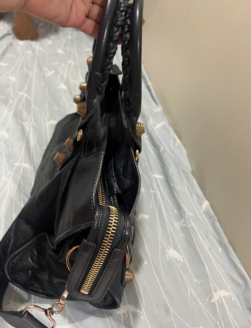 Balenciaga large (Category: Luxury Bags & Wallets) located in Manila. Submitted by djanggran20074 (Listing ID 1381822788, Image 2). Description: .
