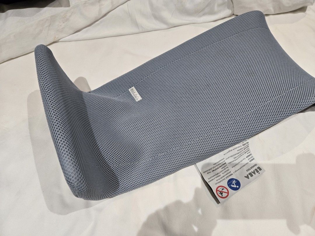 Beaba Bath Seat (Category: Bathtub & Bath Accessories) located in Manila. Submitted by aaagsd (Listing ID 1381830274, Image 2). Description: Béaba baby bath seat in hammock-style mesh fabric. Comfortable and lightweight. Quick drying..