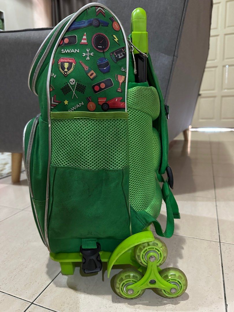 Beg Sekolah SWAN Detachable (Category: Babies & Kids Fashion) located in Sungai Petani. Submitted by faezahmad100 (Listing ID 1381754375, Image 2). Description: SWAN Detachable Zip semua berfungsi Bebas koyak.
