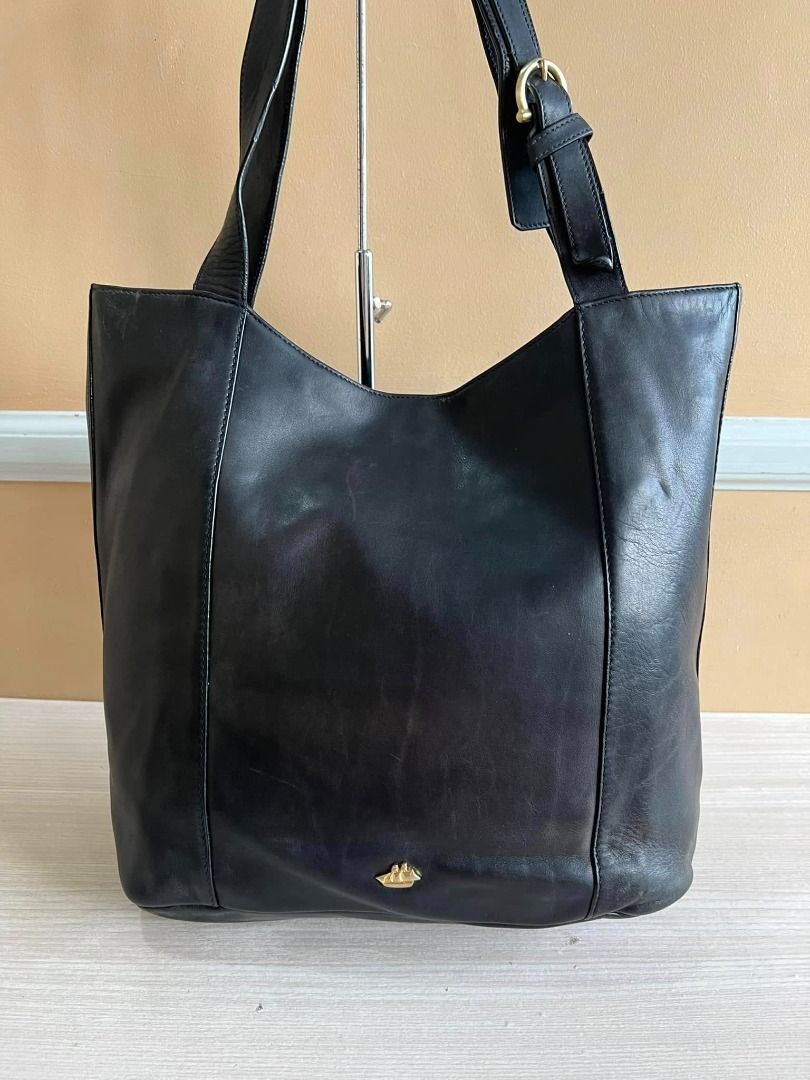 BRAHMIN Brand Shoulder Bag (Category: Luxury Bags & Wallets) located in Quezon City. Submitted by bellafashion08 (Listing ID 1381844881, Image 3). Description: Dimension: - Height = 12 inch - Length = 12 inch * Nice in actual * From U.S.