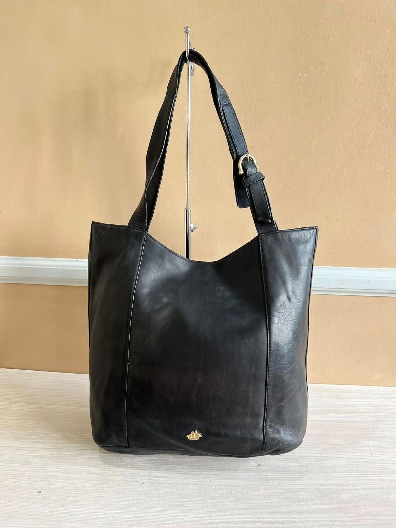 BRAHMIN Brand Shoulder Bag (Category: Luxury Bags & Wallets) located in Quezon City. Submitted by bellafashion08 (Listing ID 1381844881, Image 1). Description: Dimension: - Height = 12 inch - Length = 12 inch * Nice in actual * From U.S.