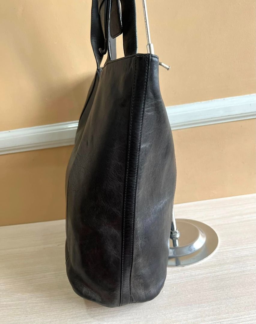 BRAHMIN Brand Shoulder Bag (Category: Luxury Bags & Wallets) located in Quezon City. Submitted by bellafashion08 (Listing ID 1381844881, Image 2). Description: Dimension: - Height = 12 inch - Length = 12 inch * Nice in actual * From U.S.