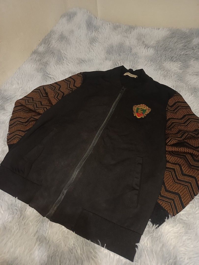 Burberry bomber jacker (Category: Coats, Jackets and Outerwear) located in Manila. Submitted by flowstate_rem (Listing ID 1337754663, Image 1). Description: best fit medium color rate 9.4/10 no issue jnt courier +sf.
