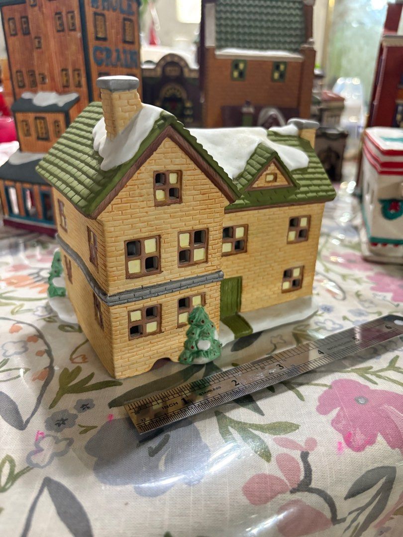 Christmas Collection - City House (Category: Figurines & Statues) located in Quezon City. Submitted by galarei (Listing ID 1381672640, Image 3). Description: Department 56 1998.