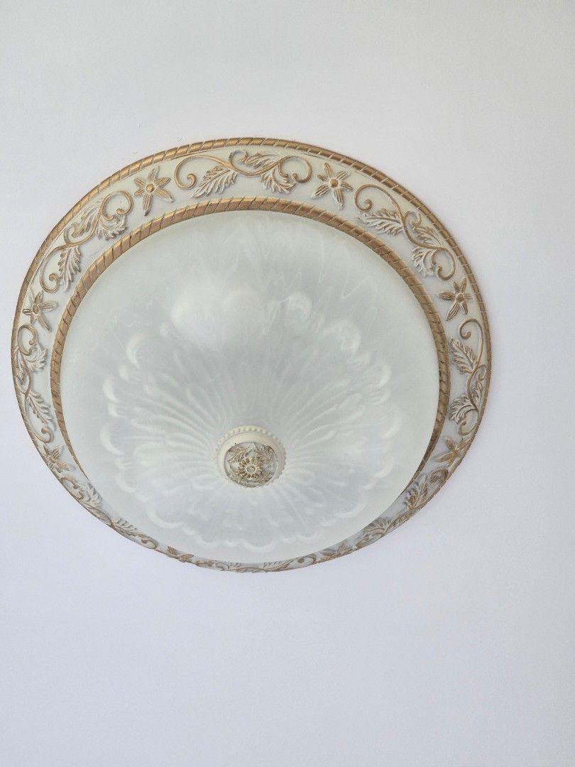 Classic ceiling light （分類：燈飾）位於 Hong Kong。 由 oddwind.1780dc 提交（商品編號 1381730021，圖片 1）。簡介： very new classic ceiling light diameter 1 ft 3 inches. There are 2 light bulbs inside。