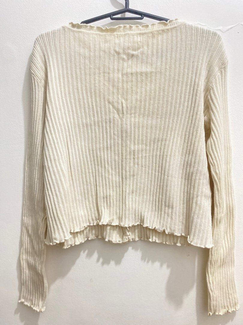Cropped button-down cardigan (Category: Coats, Jackets and Outerwear) located in Cavite. Submitted by eessaa08 (Listing ID 1381893002, Image 2). Description: Color: cream Size: small to medium Item description: Knitted fabric, complete buttons, branded by March 11th Cropped cardigan. Best fit medium but can be worn as oversized for small frame MOP: Gcash MOD: Lalamove or Jnt Location: Cavite City.