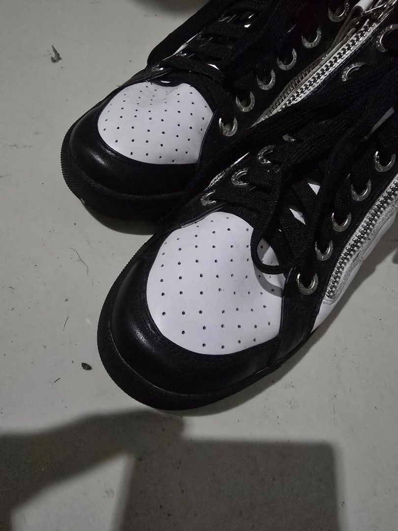 Declutter chanel (Category: Sneakers) located in Davao. Submitted by declutter2161 (Listing ID 1381871794, Image 2). Description: size uk4 us36-37 not sure if authentic. biught for 5k. kindly check nlng po photos.