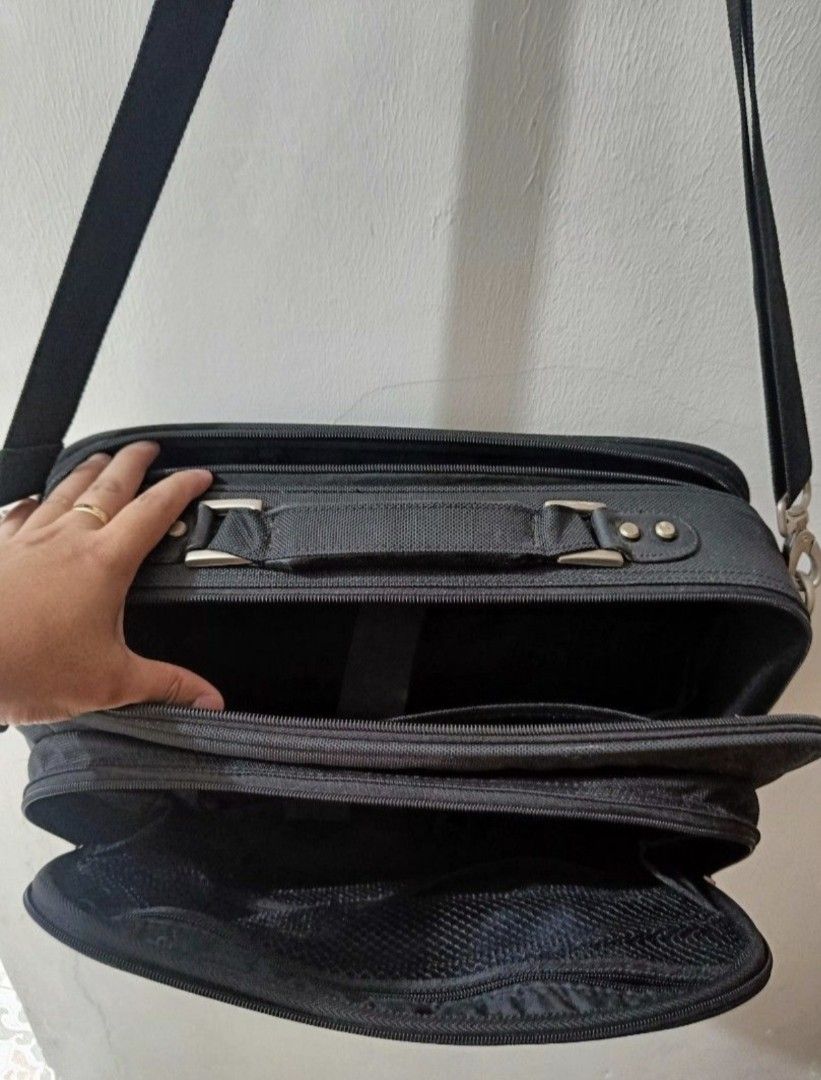 DELL Heavy Duty Laptop Briefcase Bag (Category: Laptop Bags & Sleeves) located in Baguio. Submitted by skwaterskalper (Listing ID 1381778093, Image 3). Description: DELL Heavy Duty Laptop Briefcase Bag 18" x 14" x 4" With shoulder Strap +Like New Condition Heavy Duty Bag +Shipping fee Gcash Payment (0931 128 5121)Next Day Shipping Send full shipping details once settled(Name/Address/Contact #) FB@SkwaterSkalper.