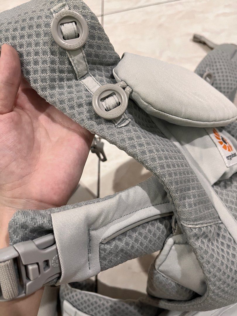 Ergobaby Omni Breeze Pearl Grey (Kategori: Kereta, Kursi Goyang & Gendongan Bayi) berada di Jakarta Barat. Dikirim oleh new.chances (ID iklan 1381849473, Gambar 2). Deskripsi: Like new, bersih mulus, bantalan masih empuk, bahan masih kokoh seperti baru. Sangat jarang dipakai.