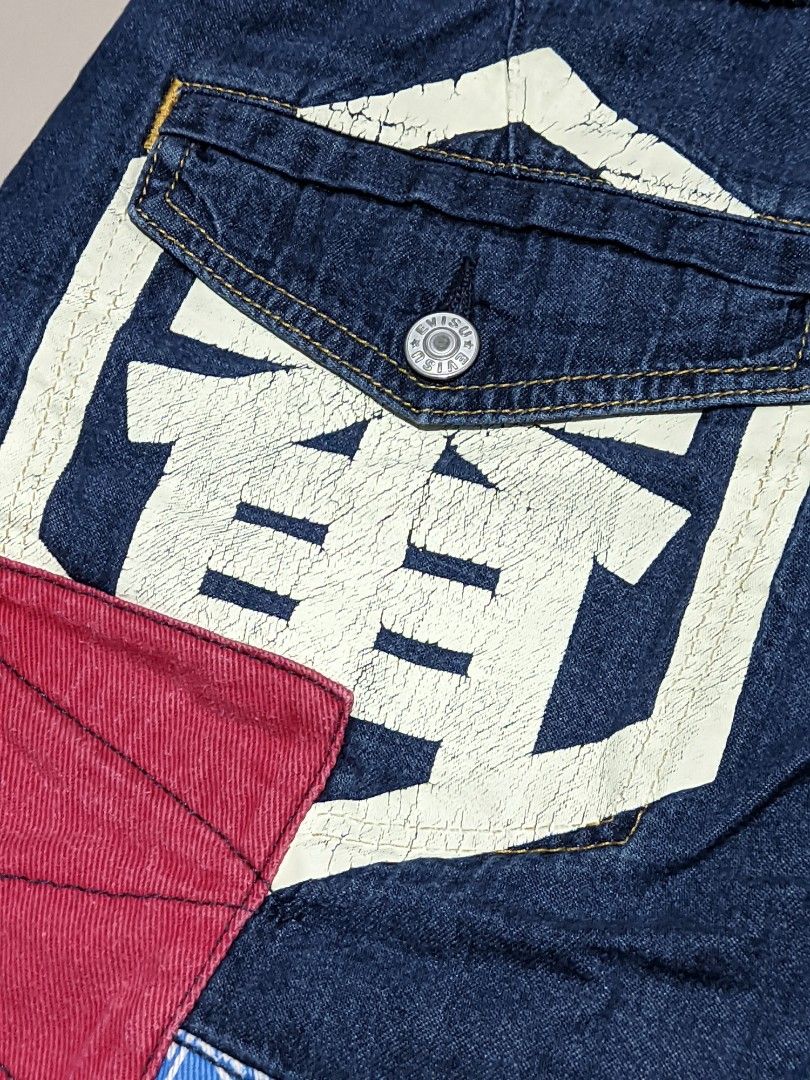 EVISU (Category: Shorts) located in Caloocan City. Submitted by wupeeram (Listing ID 1381803385, Image 3). Description: Evisu (LEGIT) crack ung design nya pero buo pa crack lng i provide more photo 950+sf DM.