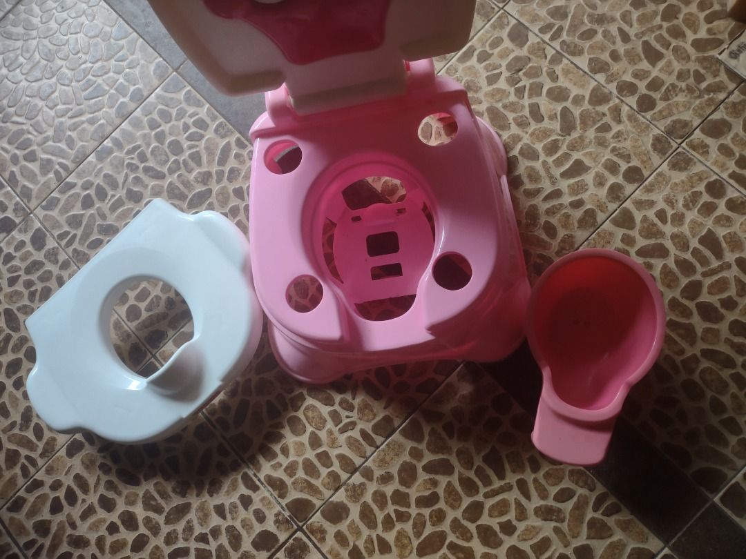 Fisher Price 'Princess' potty/stepstool (Category: Toilet Training) located in Makati City. Submitted by milo-milo (Listing ID 1381738368, Image 2). Description: Does not come with the musical box. Used less than five times then put away (to gather dust)... Can be disassembled for easy cleaning. .