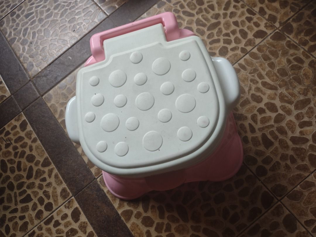 Fisher Price 'Princess' potty/stepstool (Category: Toilet Training) located in Makati City. Submitted by milo-milo (Listing ID 1381738368, Image 3). Description: Does not come with the musical box. Used less than five times then put away (to gather dust)... Can be disassembled for easy cleaning. .