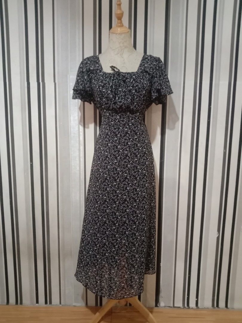Floral dress (Category: Dresses) located in Kota Kinabalu. Submitted by redrose.closet (Listing ID 1381721892, Image 1). Description: Measurements Shoulder : 15" Bust : 36" waist : 34" Length : 50.