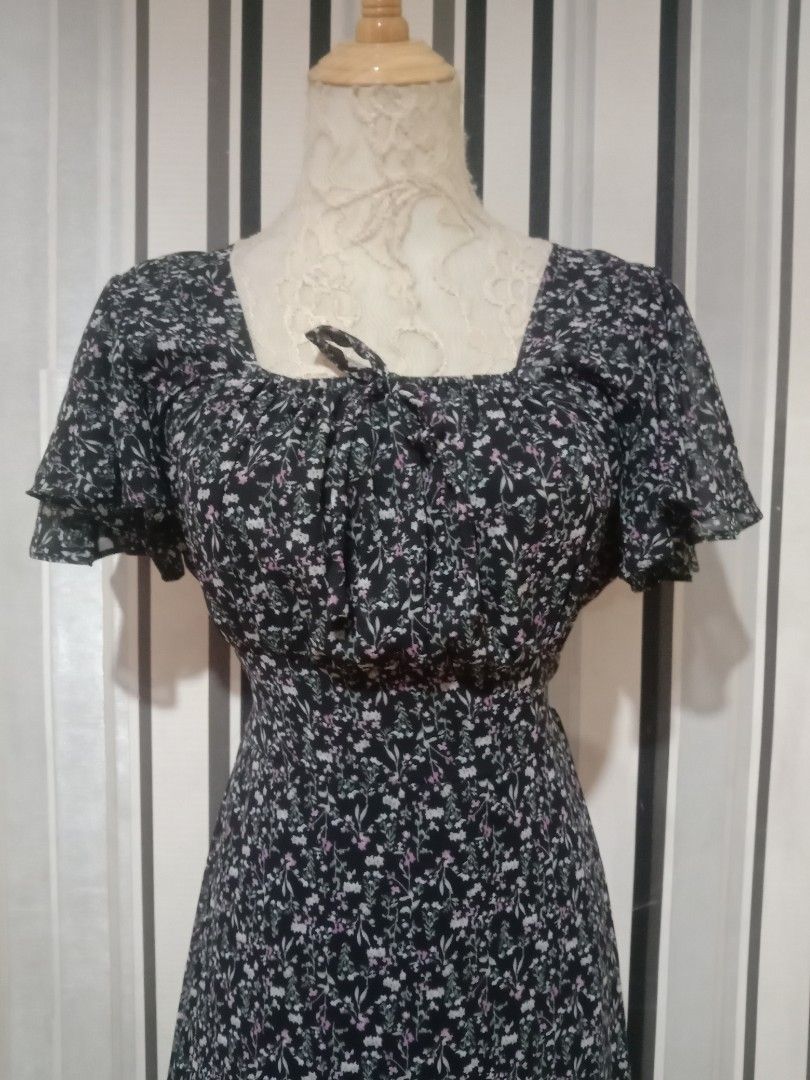 Floral dress (Category: Dresses) located in Kota Kinabalu. Submitted by redrose.closet (Listing ID 1381721892, Image 2). Description: Measurements Shoulder : 15" Bust : 36" waist : 34" Length : 50.