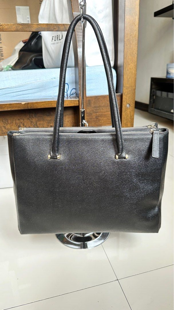 Furla Tote Medium Saffiano Leather (Category: Tote Bags) located in Manila. Submitted by pamsayat (Listing ID 1381731383, Image 3). Description: 📌 last price posted‼️💰💵 📌 guaranteed OG 💯 📌 good condition 8/10 ✨✨✨ 📌 not brand new-looking but no flaw 📌 no return/exchange. ❌ All sales are final. Please ensure that you are satisfied with your purchase before shipment of the item. 📌 Manila City location. Lalamove preferred. SF at buyer's expe
