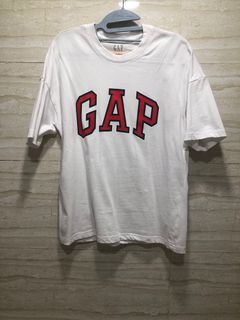 帶紅色標誌印花的Gap白色T恤64208762210307110