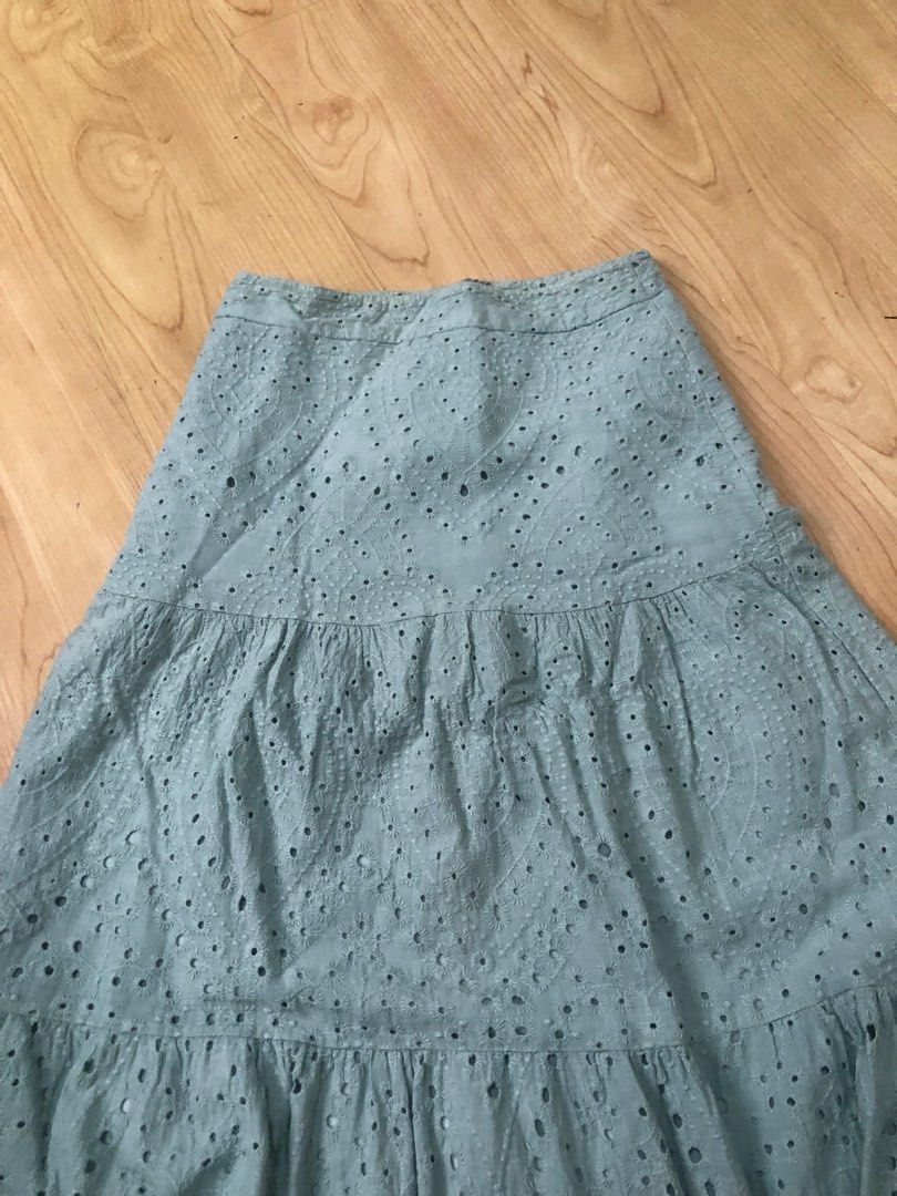 green maxi skirt (Category: Skirts) located in Pasig City. Submitted by ells.preloved (Listing ID 1381739354, Image 2). Description: waistline: 24 .