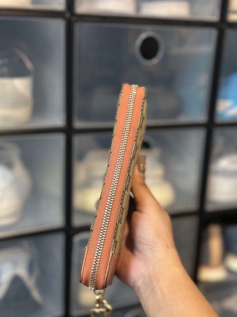 Gucci Wallet (Category: Luxury Bags & Wallets) located in Manila. Submitted by sobandrea (Listing ID 1381835498, Image 3). Description: Like New Barely Used Card Slots never used With dirt on the zipper area Comes with Box.