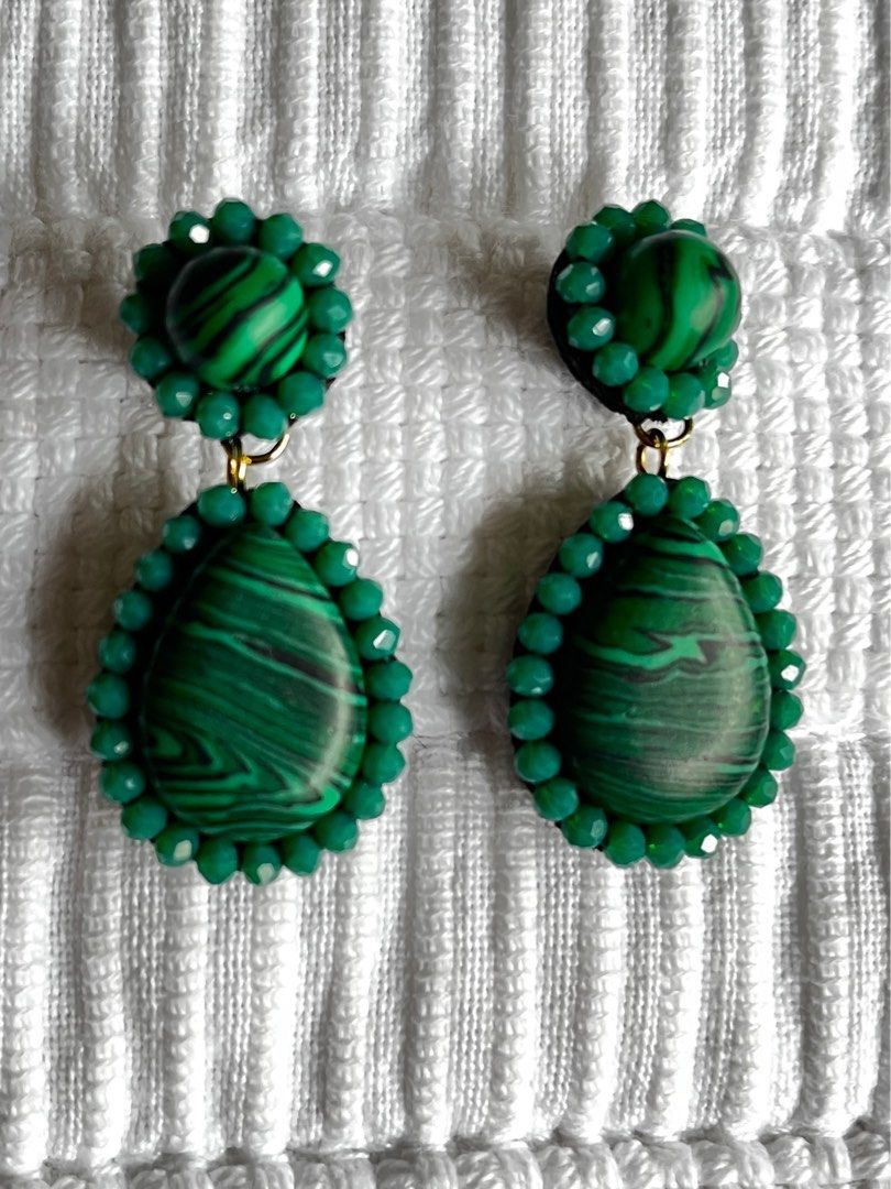Handmade green malachite dangling earrings (Category: Earrings) located in Muntinlupa City. Submitted by tpb586 (Listing ID 1381753360, Image 1). Description: RFS: Purchased online on sale at P1,150 but the style doesn’t suit me :( Payment: Gcash Delivery: J&T express. Shipping fee c/o buyer. Delivery will be arranged once payment has been received and confirmed. .
