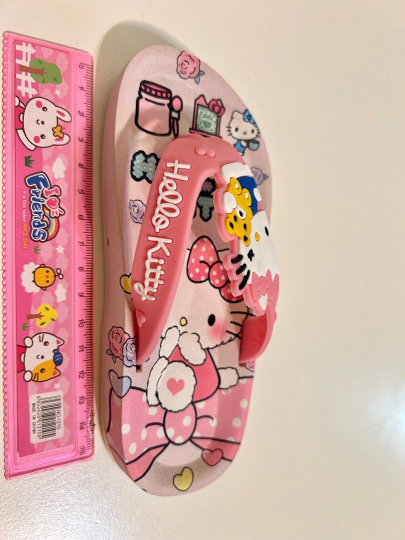 由 ll1010 (刊登 ID 1381819863，圖片 1) 提交，位於 新竹市 (Hsinchu City) 的 Hello kitty 三麗鷗夏季人字拖夾角拖 (類別：嬰兒及兒童流行時尚)，說明：Hello kitty 三麗鷗夏季人字拖夾角拖 只有室內穿過幾次而已，沒有出道戶外過。極新。