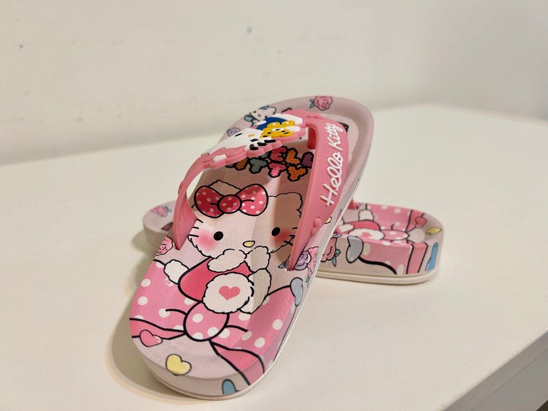 由 ll1010 (刊登 ID 1381819863，圖片 2) 提交，位於 新竹市 (Hsinchu City) 的 Hello kitty 三麗鷗夏季人字拖夾角拖 (類別：嬰兒及兒童流行時尚)，說明：Hello kitty 三麗鷗夏季人字拖夾角拖 只有室內穿過幾次而已，沒有出道戶外過。極新。