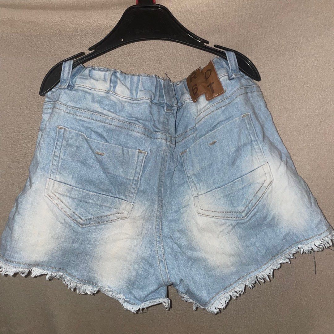 Hotpants/ celana jeans pendek anak R.Robot Tag 120 // 5-7tahun (Kategori: 4 hingga 7 tahun) berada di Depok. Dikirim oleh sfgstore (ID iklan 1381752213, Gambar 2). Deskripsi: Tag 120 // 5-7tahun Panjang 24cm Lingkar pinggang 54cm - 68cm (ada tali adjust untuk mengecilkan pinggang tapi kancingnya hilang satu seperti digambar) Co oren bisa✅ .