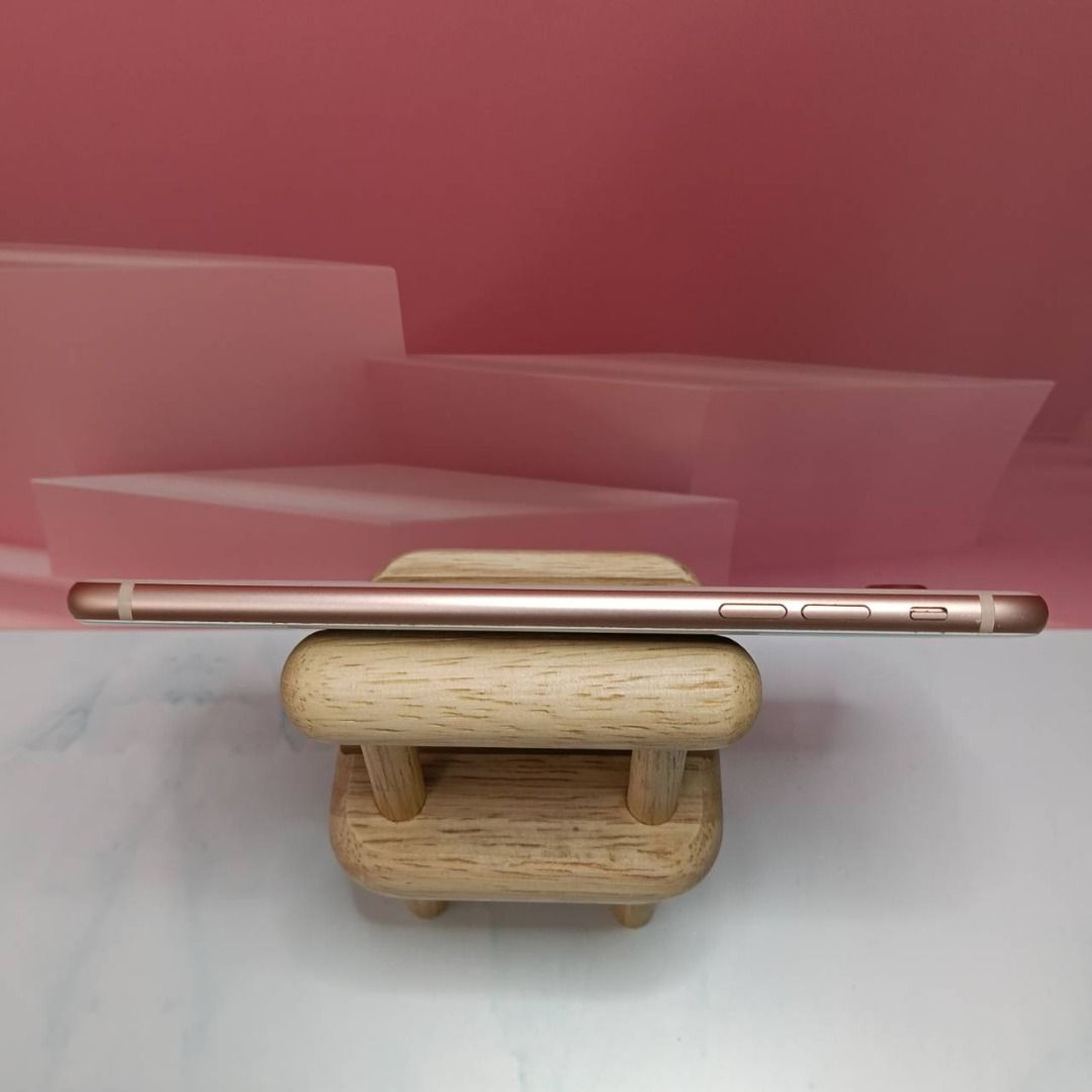 由 jiawenmayday (刊登 ID 1381755670，圖片 3) 提交，位於 新北市 (New Taipei) 的 【整體漂亮】iPhone 8 PLUS 64GB 金色 5.5吋 新北板橋 蘋果 二手機 D3033 (類別：iPhone 8 系列)，說明：✨狀況：邊框使用痕跡 ✨電池健康度：77 ⚠️單機無配件 📍版本：16.6 ♻️店家保固7天(期間內請勿撕除保固貼者) ⚠️照片會有角度/光線因素 造成認知差異 若對機況有任何疑慮 歡迎留言索取照片/影片或來電洽詢 確認後再下單 避免消費爭議喔⬇️ ✅服務專線：0987-025-101 ✅新北市板橋區四川路一段198號(手機隊長) ✅營業時間：週一至週日12:00-21:00 。