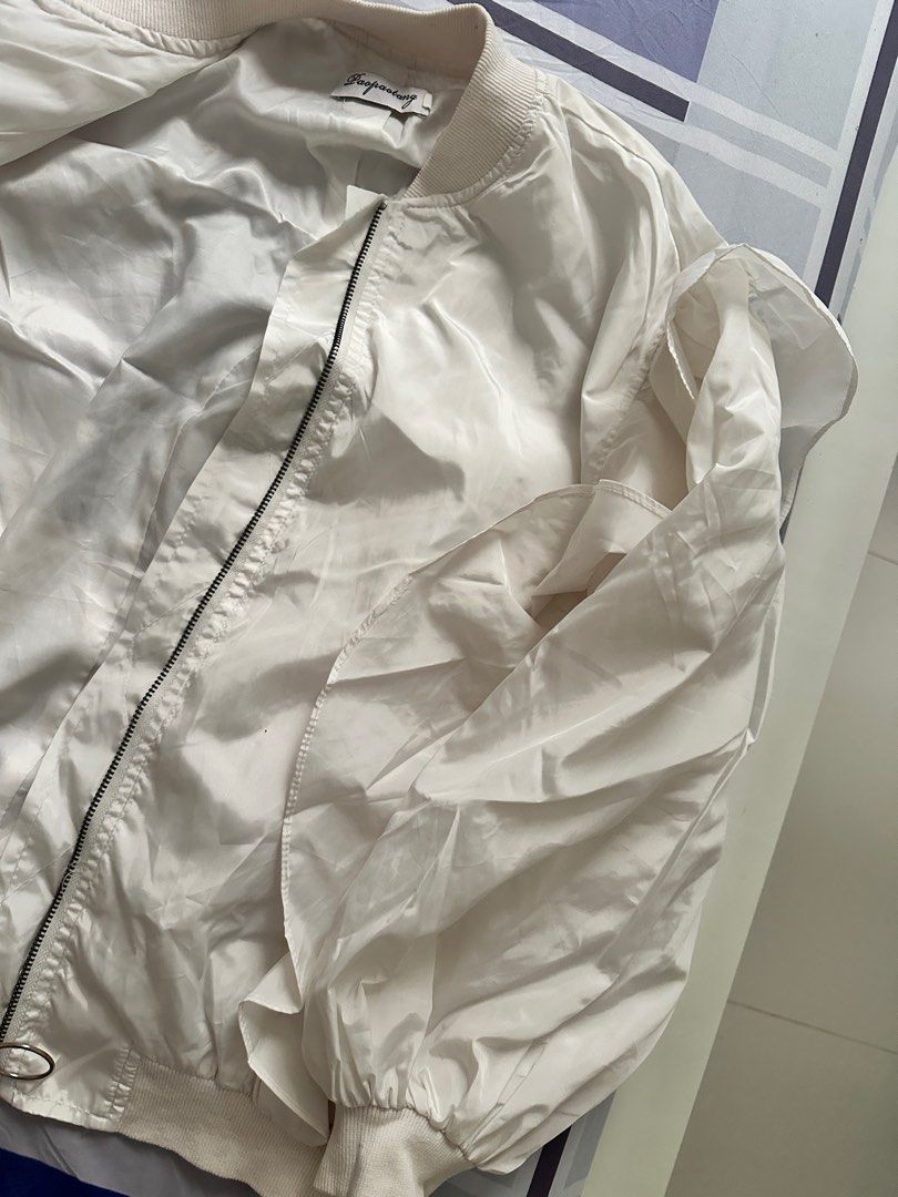 Jacket White S-L Vintage Style/Pop (Category: Coats, Jackets and Outerwear) located in Makati City. Submitted by shimini (Listing ID 1381678528, Image 2). Description: White Jacket size S-M Makati/Taguig City.