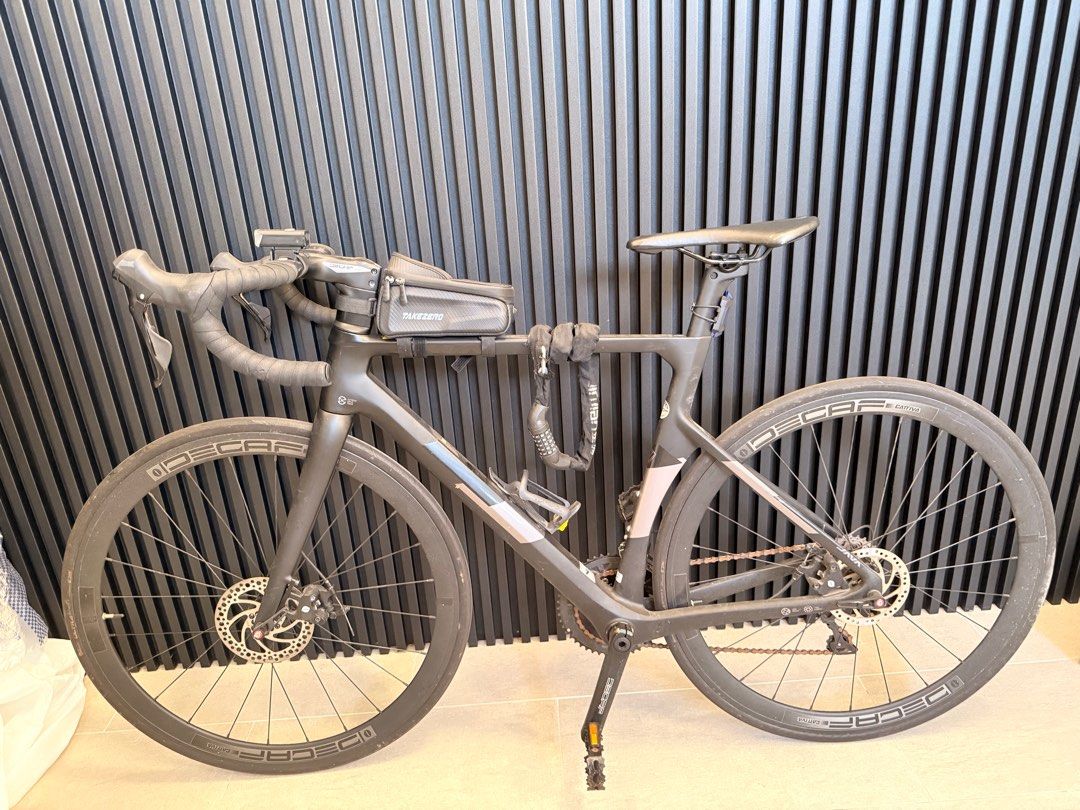 JAVA Vesuvio (Category: Bicycles) located in Singapore. Submitted by KRAXOR (Listing ID 1381793550, Image 1). Description: Size 54 with flaws here and there. Features disc brakes and aerodynamic design. Right handle attachment a little loose.